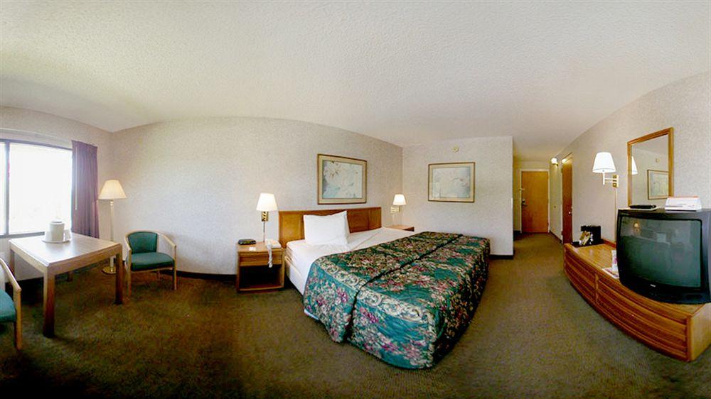 Ramada By Wyndham Asheville Southeast Exterior photo