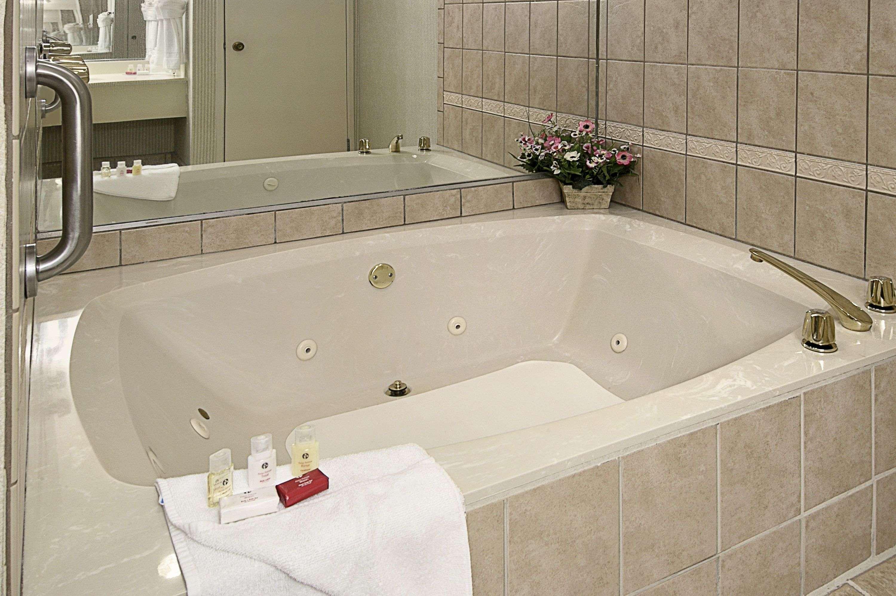 Ramada By Wyndham Asheville Southeast Room photo