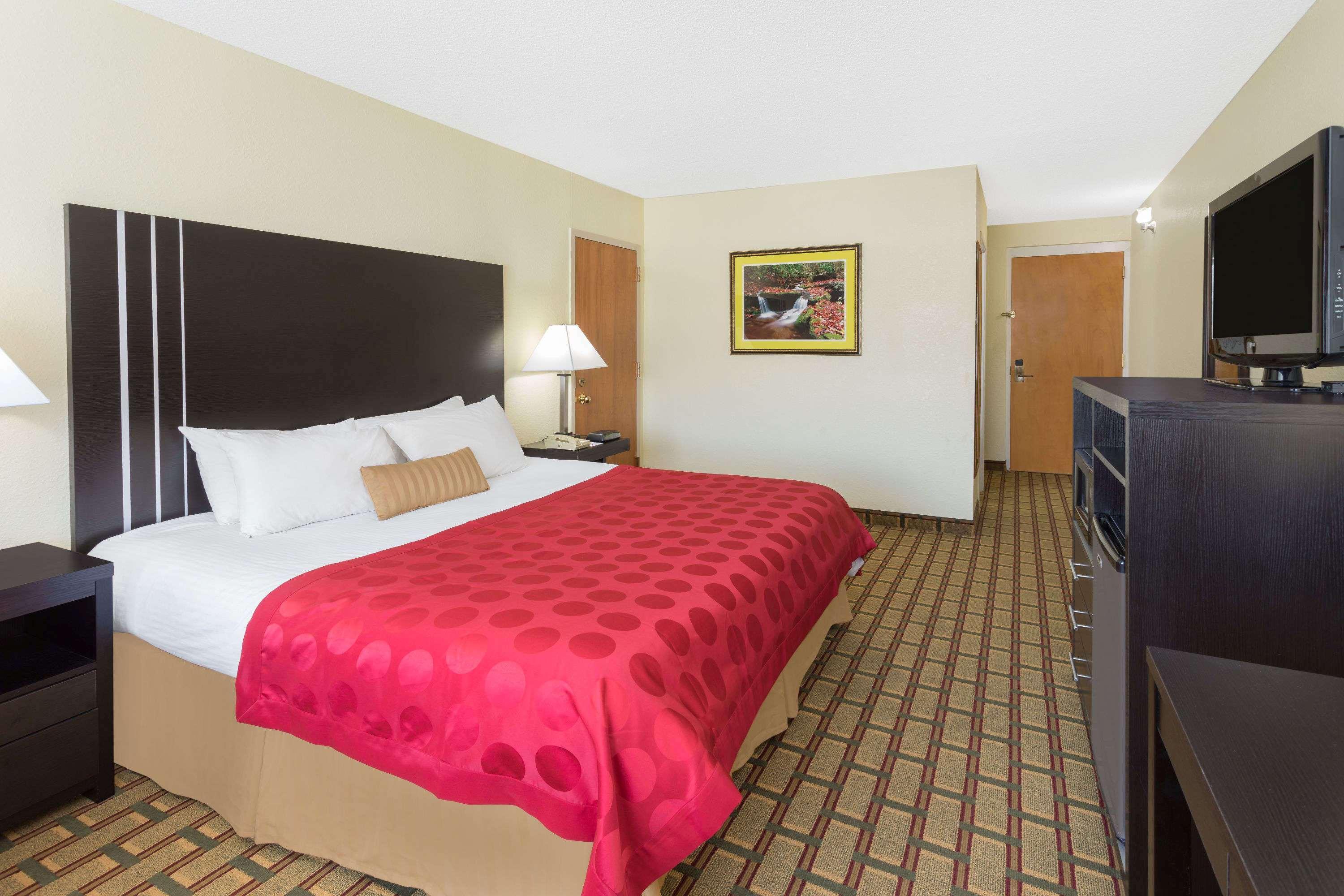 Ramada By Wyndham Asheville Southeast Exterior photo