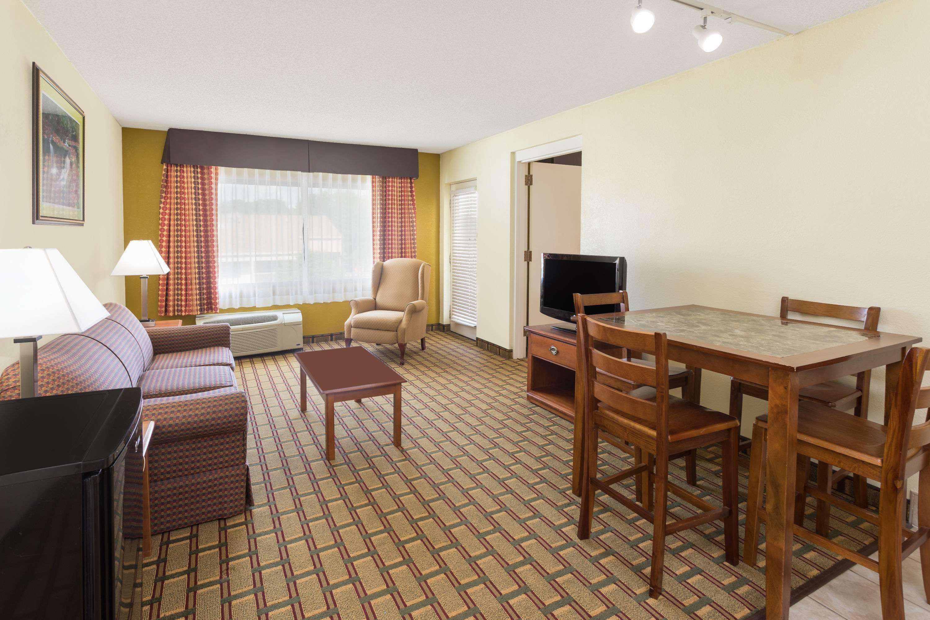 Ramada By Wyndham Asheville Southeast Exterior photo