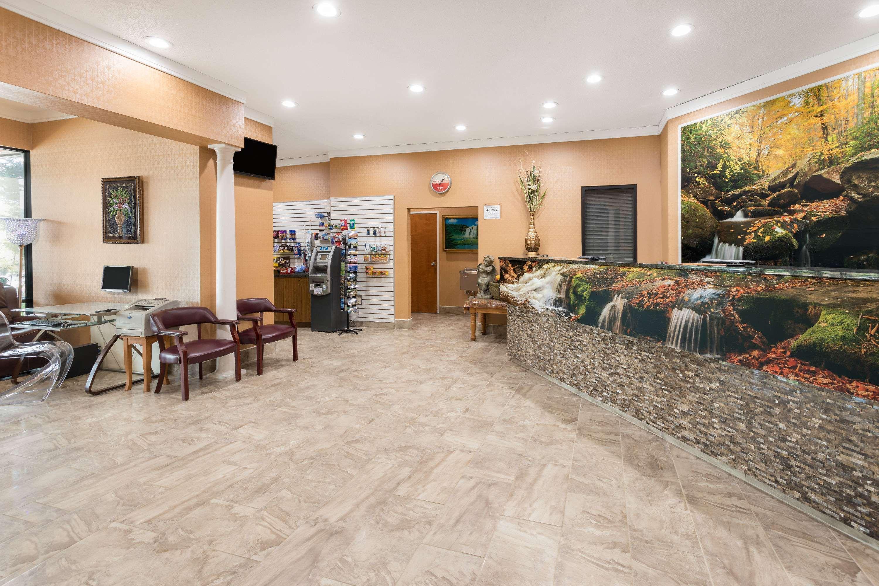 Ramada By Wyndham Asheville Southeast Exterior photo