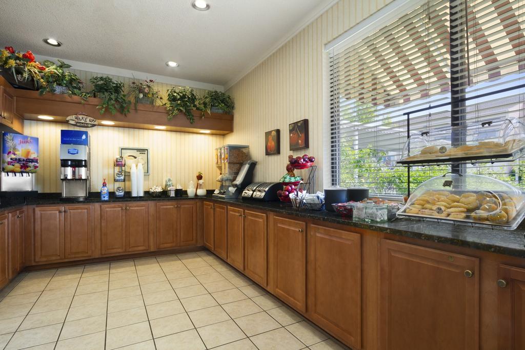 Ramada By Wyndham Asheville Southeast Exterior photo
