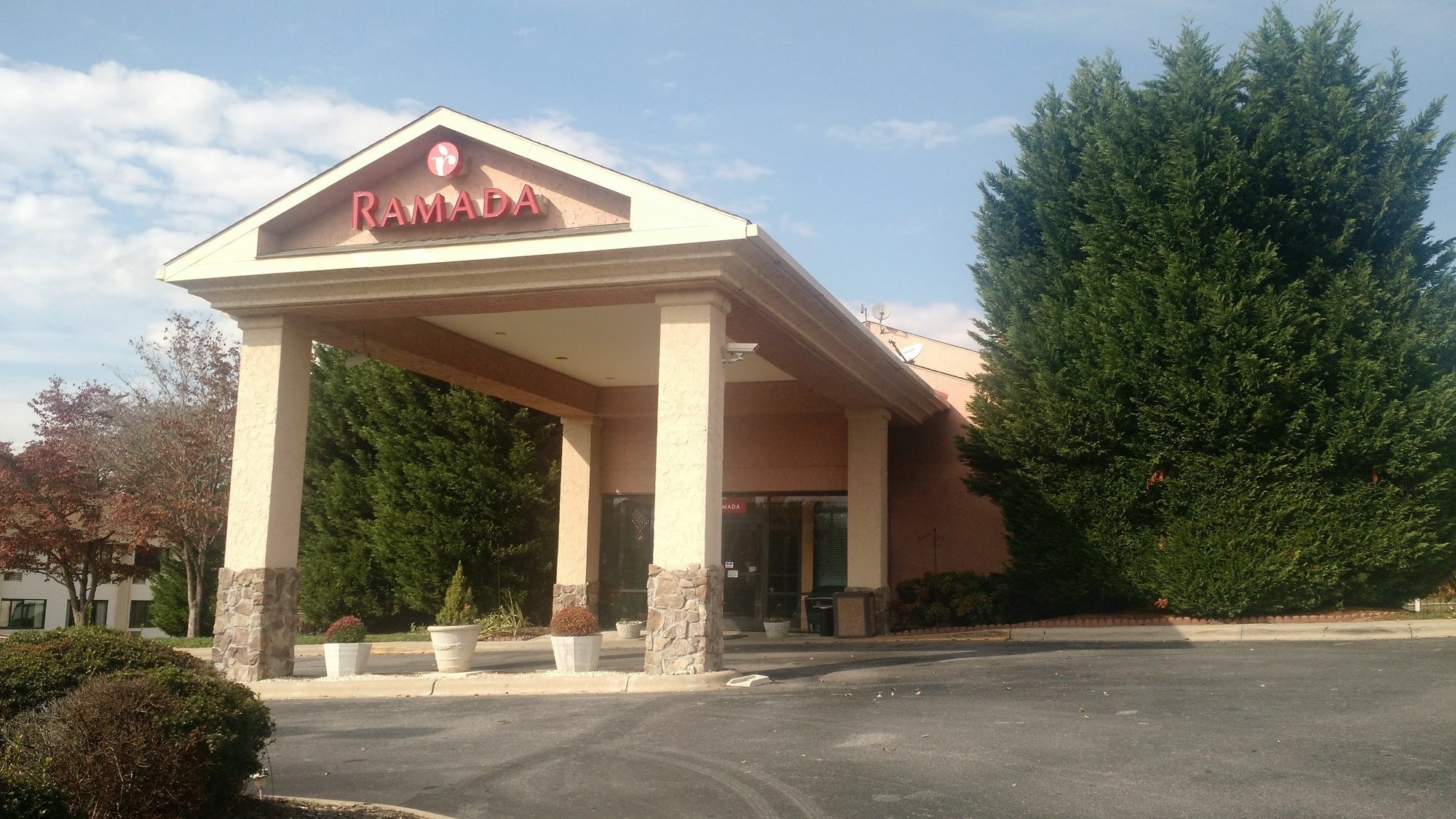 Ramada By Wyndham Asheville Southeast Exterior photo